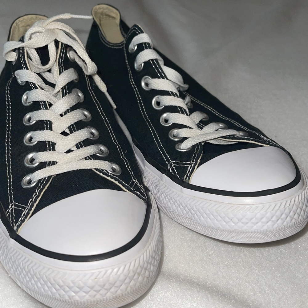 Black Converse Chuck Taylor sneakers. Unisex-Men’s 9 / Woman’s 11. Gently worn.